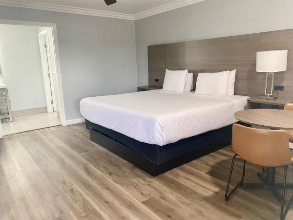 Lone Oak Lodge image 17