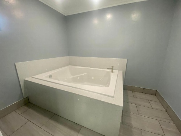 Lone Oak Lodge image 21