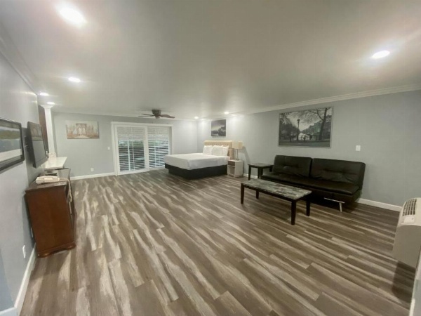 Lone Oak Lodge image 24