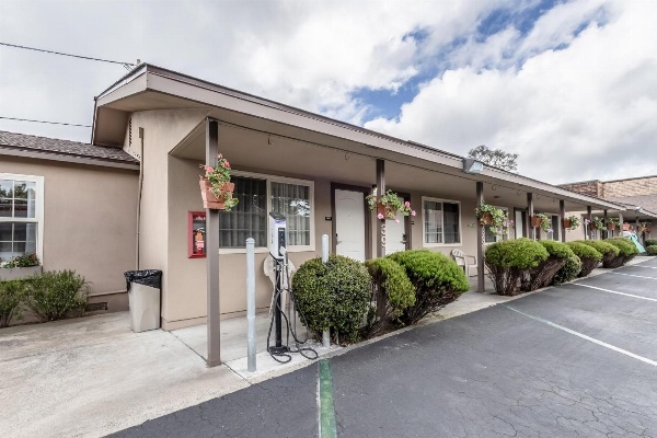 Lone Oak Lodge Main image