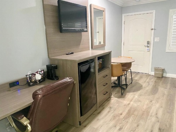 Lone Oak Lodge image 38