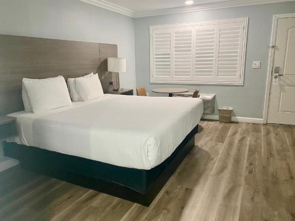 Lone Oak Lodge image 7